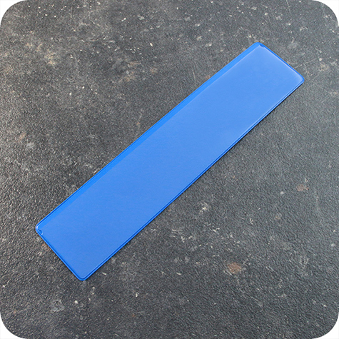 legatoria Busta con magneti, 220x45mm BLU. Dimensione busta 220x45mm. Dimensione massima foglio 213x43mm. Con 2 strip magnetici 200x15mm. Apertura sul lato lungo. Foglio superiore In PVC morbido da 180micron. Foglio inferiore in PVC rigido da 300micron.