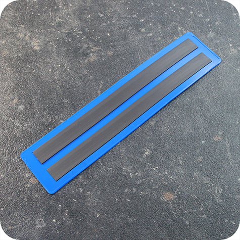 legatoria Busta con magneti, 220x45mm BLU. Dimensione busta 220x45mm. Dimensione massima foglio 213x43mm. Con 2 strip magnetici 200x15mm. Apertura sul lato lungo. Foglio superiore In PVC morbido da 180micron. Foglio inferiore in PVC rigido da 300micron.
