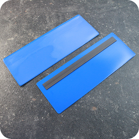 legatoria Busta con magneti, 220x75mm BLU. Dimensione busta 220x75mm. Dimensione massima foglio 213x73mm. Con strip magnetico 200x15mm. Apertura sul lato lungo. Foglio superiore In PVC morbido da 180micron. Foglio inferiore in PVC rigido da 300micron.
