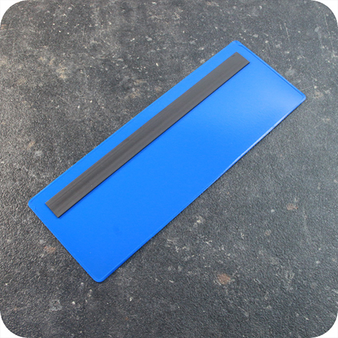 legatoria Busta con magneti, 220x75mm BLU. Dimensione busta 220x75mm. Dimensione massima foglio 213x73mm. Con strip magnetico 200x15mm. Apertura sul lato lungo. Foglio superiore In PVC morbido da 180micron. Foglio inferiore in PVC rigido da 300micron.