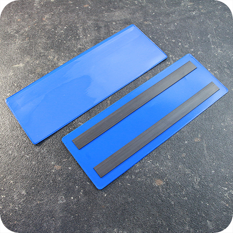 legatoria Busta con magneti, 220x75mm BLU. Dimensione busta 220x75mm. Dimensione massima foglio 213x73mm. Con 2 strip magnetici 200x15mm. Apertura sul lato lungo. Foglio superiore In PVC morbido da 180micron. Foglio inferiore in PVC rigido da 300micron.