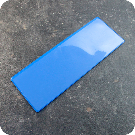 legatoria Busta con magneti, 220x75mm BLU. Dimensione busta 220x75mm. Dimensione massima foglio 213x73mm. Con 2 strip magnetici 200x15mm. Apertura sul lato lungo. Foglio superiore In PVC morbido da 180micron. Foglio inferiore in PVC rigido da 300micron.