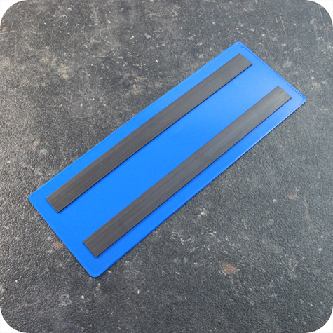 legatoria Busta con magneti, 220x75mm BLU. Dimensione busta 220x75mm. Dimensione massima foglio 213x73mm. Con 2 strip magnetici 200x15mm. Apertura sul lato lungo. Foglio superiore In PVC morbido da 180micron. Foglio inferiore in PVC rigido da 300micron.