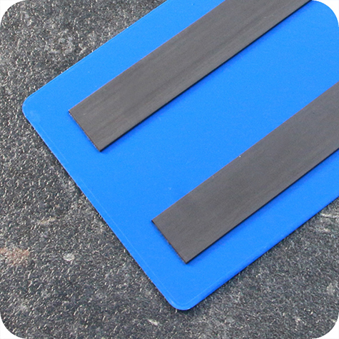 legatoria Busta con magneti, 220x75mm BLU. Dimensione busta 220x75mm. Dimensione massima foglio 213x73mm. Con 2 strip magnetici 200x15mm. Apertura sul lato lungo. Foglio superiore In PVC morbido da 180micron. Foglio inferiore in PVC rigido da 300micron.