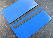 legatoria Busta con magneti, 220x100mm BLU. Dimensione busta 220x100mm. Dimensione massima foglio 215x93mm. Con strip magnetico 200x15mm. Apertura sul lato lungo. Foglio superiore In PVC morbido da 180micron. Foglio inferiore in PVC rigido da 300micron LEG4203