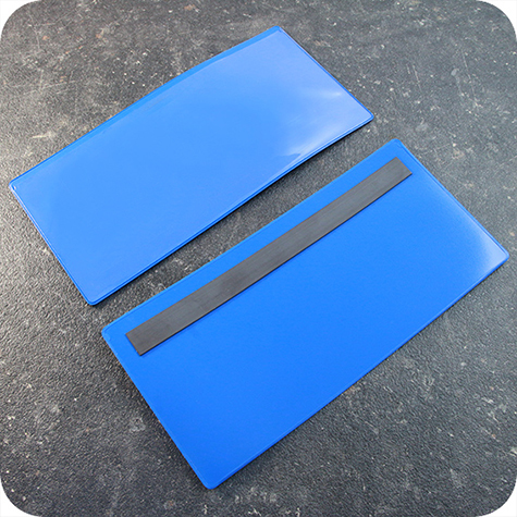 legatoria Busta con magneti, 220x100mm BLU. Dimensione busta 220x100mm. Dimensione massima foglio 215x93mm. Con strip magnetico 200x15mm. Apertura sul lato lungo. Foglio superiore In PVC morbido da 180micron. Foglio inferiore in PVC rigido da 300micron.