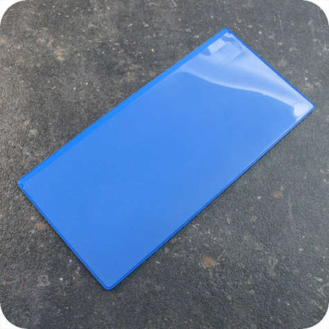 legatoria Busta con magneti, 220x100mm BLU. Dimensione busta 220x100mm. Dimensione massima foglio 215x93mm. Con strip magnetico 200x15mm. Apertura sul lato lungo. Foglio superiore In PVC morbido da 180micron. Foglio inferiore in PVC rigido da 300micron.