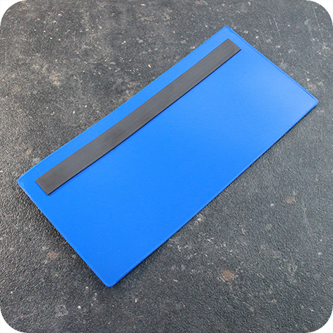 legatoria Busta con magneti, 220x100mm BLU. Dimensione busta 220x100mm. Dimensione massima foglio 215x93mm. Con strip magnetico 200x15mm. Apertura sul lato lungo. Foglio superiore In PVC morbido da 180micron. Foglio inferiore in PVC rigido da 300micron.