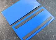 legatoria Busta con magneti, 220x100mm BLU. Dimensione busta 220x100mm. Dimensione massima foglio 215x93mm. Con 2 strip magnetici 200x15mm. Apertura sul lato lungo. Foglio superiore In PVC morbido da 180micron. Foglio inferiore in PVC rigido da 300micron.