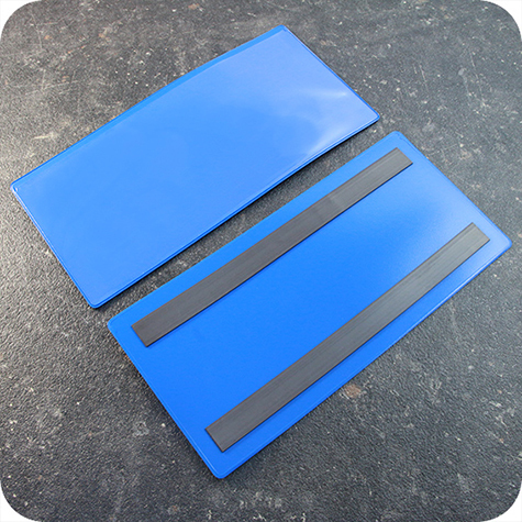 legatoria Busta con magneti, 220x100mm BLU. Dimensione busta 220x100mm. Dimensione massima foglio 215x93mm. Con 2 strip magnetici 200x15mm. Apertura sul lato lungo. Foglio superiore In PVC morbido da 180micron. Foglio inferiore in PVC rigido da 300micron.