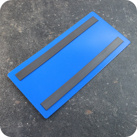 legatoria Busta con magneti, 220x100mm BLU. Dimensione busta 220x100mm. Dimensione massima foglio 215x93mm. Con 2 strip magnetici 200x15mm. Apertura sul lato lungo. Foglio superiore In PVC morbido da 180micron. Foglio inferiore in PVC rigido da 300micron.