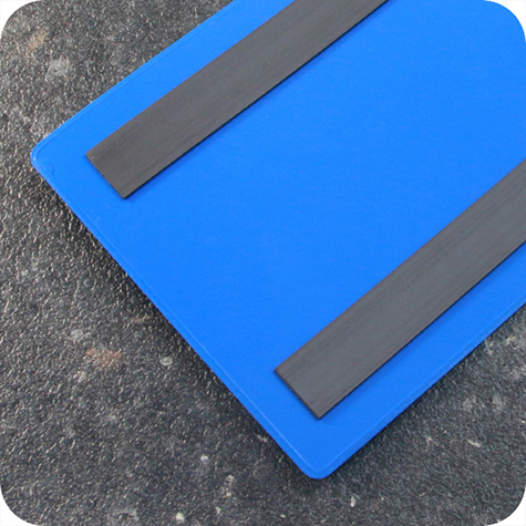 legatoria Busta con magneti, 220x100mm BLU. Dimensione busta 220x100mm. Dimensione massima foglio 215x93mm. Con 2 strip magnetici 200x15mm. Apertura sul lato lungo. Foglio superiore In PVC morbido da 180micron. Foglio inferiore in PVC rigido da 300micron.