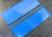 legatoria Busta con magneti, 325x120mm BLU. Dimensione busta 325x120mm. Dimensione massima foglio 215x93mm. Con strip magnetico 305x15mm. Apertura sul lato lungo. Foglio superiore In PVC morbido da 180micron. Foglio inferiore in PVC rigido da 300micron LEG4205