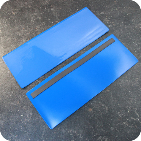 legatoria Busta con magneti, 325x120mm BLU. Dimensione busta 325x120mm. Dimensione massima foglio 215x93mm. Con strip magnetico 305x15mm. Apertura sul lato lungo. Foglio superiore In PVC morbido da 180micron. Foglio inferiore in PVC rigido da 300micron.