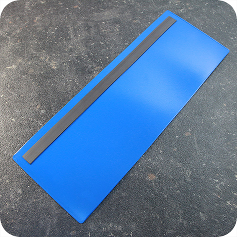 legatoria Busta con magneti, 325x120mm BLU. Dimensione busta 325x120mm. Dimensione massima foglio 215x93mm. Con strip magnetico 305x15mm. Apertura sul lato lungo. Foglio superiore In PVC morbido da 180micron. Foglio inferiore in PVC rigido da 300micron.