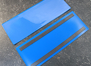 legatoria Busta con magneti, 325x120mm BLU. Dimensione busta 325x120mm. Dimensione massima foglio 215x93mm. Con 2 strip magnetici 305x15mm. Apertura sul lato lungo. Foglio superiore In PVC morbido da 180micron. Foglio inferiore in PVC rigido da 300micron LEG4206