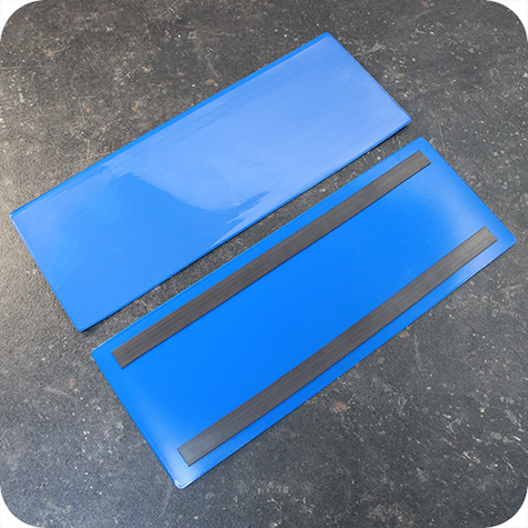 legatoria Busta con magneti, 325x120mm BLU. Dimensione busta 325x120mm. Dimensione massima foglio 215x93mm. Con 2 strip magnetici 305x15mm. Apertura sul lato lungo. Foglio superiore In PVC morbido da 180micron. Foglio inferiore in PVC rigido da 300micron.