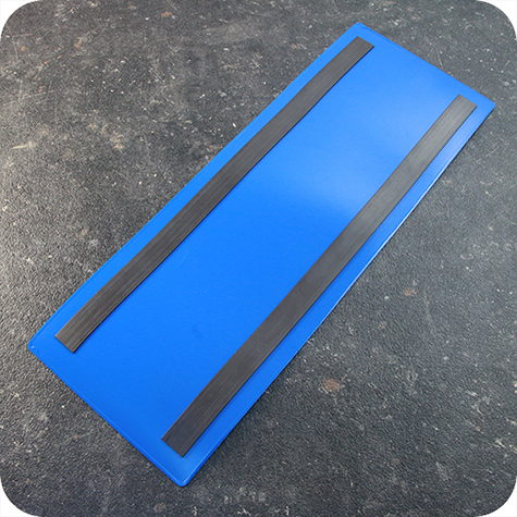 legatoria Busta con magneti, 325x120mm BLU. Dimensione busta 325x120mm. Dimensione massima foglio 215x93mm. Con 2 strip magnetici 305x15mm. Apertura sul lato lungo. Foglio superiore In PVC morbido da 180micron. Foglio inferiore in PVC rigido da 300micron.