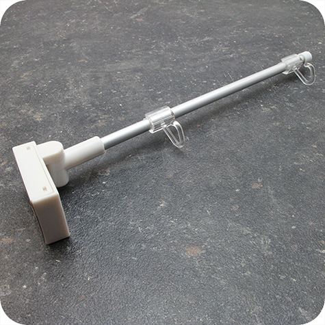 legatoria Porta Banner a base magnetica Per Banner larghi 250 mm. Supporto in tubo di alluminio con 2 clip di appensione trasparenti e base magentica inclinabile.