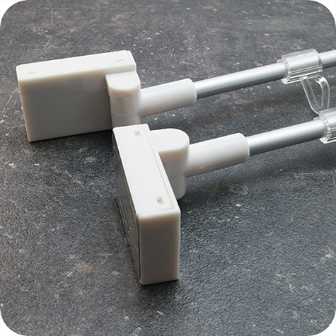 legatoria Porta Banner a base magnetica Per Banner larghi 250 mm. Supporto in tubo di alluminio con 2 clip di appensione trasparenti e base magentica inclinabile.