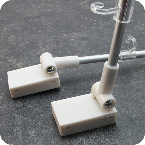 legatoria Porta Banner a base magnetica Per Banner larghi 250 mm. Supporto in tubo di alluminio con 2 clip di appensione trasparenti e base magentica inclinabile.