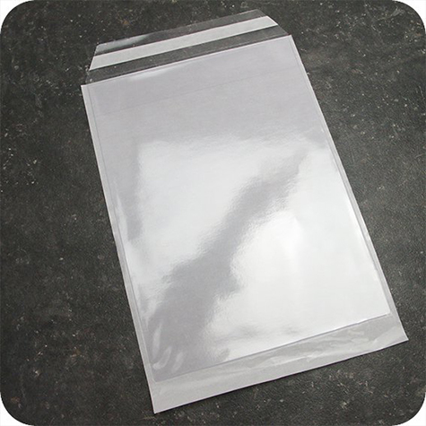 legatoria Busta autoadesiva A4 apertura lato corto pattella Formato A4 (210x297mm) in vinile trasparente, adesivo removibile, apertura su lato corto con pattella, in PVC rigido da 140 micron. Rapido inserimento del cartello grazie allapertura sul lato lungo e corto. Chiusura con angolo 75x75mm*.