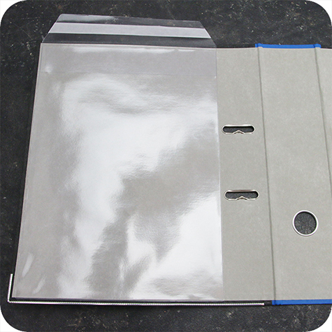 legatoria Busta autoadesiva A4 apertura lato corto pattella Formato A4 (210x297mm) in vinile trasparente, adesivo removibile, apertura su lato corto con pattella, in PVC rigido da 140 micron. Rapido inserimento del cartello grazie allapertura sul lato lungo e corto. Chiusura con angolo 75x75mm*.