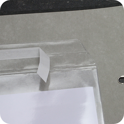 legatoria Busta autoadesiva A4 apertura lato corto pattella Formato A4 (210x297mm) in vinile trasparente, adesivo removibile, apertura su lato corto con pattella, in PVC rigido da 140 micron. Rapido inserimento del cartello grazie allapertura sul lato lungo e corto. Chiusura con angolo 75x75mm*.