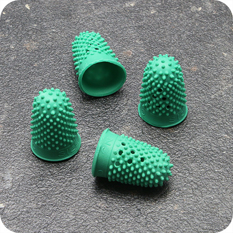 legatoria Ditale in caucci naturale 15mm VERDE, Diametro 15 mm. Altezza 27mm. Misura 1. Superficie con pirulini prensili. Prodotto originale tedesco. MADE IN GERMANY.