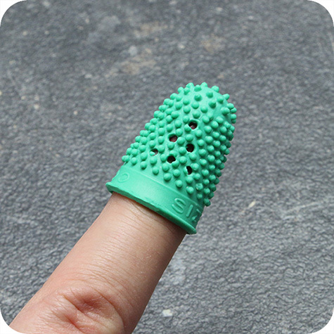 legatoria Ditale in caucci naturale 15mm VERDE, Diametro 15 mm. Altezza 27mm. Misura 1. Superficie con pirulini prensili. Prodotto originale tedesco. MADE IN GERMANY.