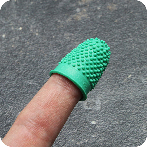 legatoria Ditale in caucci naturale 22mm VERDE, Diametro 22 mm. Altezza 35mm. Misura 5. Superficie con pirulini prensili. Prodotto originale tedesco. MADE IN GERMANY.