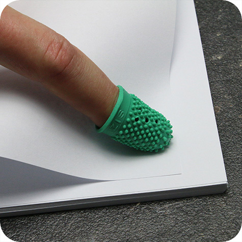 legatoria Ditale in caucci naturale 20mm VERDE, Diametro 20 mm. Altezza 33mm. Misura 4. Superficie con pirulini prensili. Prodotto originale tedesco. MADE IN GERMANY.