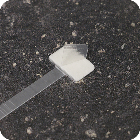 legatoria Supporto per cartelli Wobbler, 150x7-20mm ALLUMINIO pieghevole. Con due estremit autoadesive in schiuma di polietilene una PERMANENTE e l'altra REMOVIBILE..