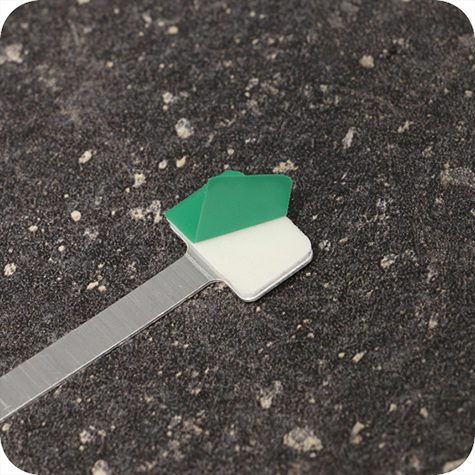 legatoria Supporto per cartelli Wobbler, 150x7-20mm ALLUMINIO pieghevole. Con due estremit autoadesive in schiuma di polietilene una PERMANENTE e l'altra REMOVIBILE..