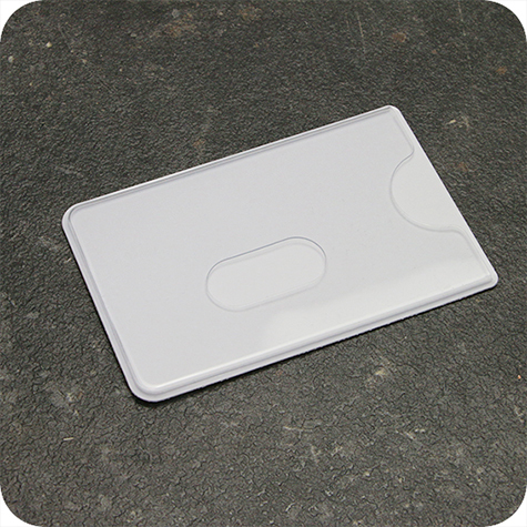 legatoria Porta carta di credito 59x88-91mm BIANCA, in PVC rigido da 400 micron, con fessura di estrazione. Rfid Protection protegge tutte le carte dotate di chip RFID e NFC .