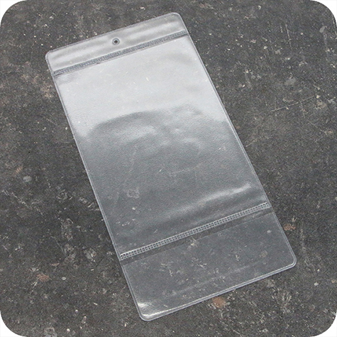 legatoria Busta a U. foro 105x148mm(A6) TRASPARENTE, foro 3mm, in PVC morbido da 180 micron. Aperta sul lato corto. Contiene fogli formato A6 (105x148mm). Formato esterno (115x230mm) con alla base tasca aggiuntiva 45x115mm .