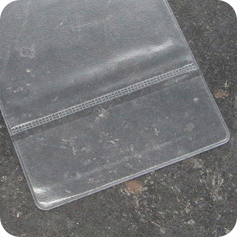 legatoria Busta a U. foro 105x148mm(A6) TRASPARENTE, foro 3mm, in PVC morbido da 180 micron. Aperta sul lato corto. Contiene fogli formato A6 (105x148mm). Formato esterno (115x230mm) con alla base tasca aggiuntiva 45x115mm .