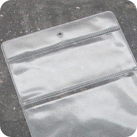 legatoria Busta a U. foro 105x148mm(A6) TRASPARENTE, foro 3mm, in PVC morbido da 180 micron. Aperta sul lato corto. Contiene fogli formato A6 (105x148mm). Formato esterno (115x230mm) con tasca aggiuntiva 45x115mm .