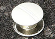 legatoria Viti sepolte rilegatura verniciate 2.5mm BIANCO, in metallo verniciato, lunghezza 2.5mm. Testa diametro 10mm, tubetto diametro 5mm, una testa fissa ed una mobile. Per lunghezza, si intende la distanza INTERNA tra le due teste, che corrisponde allo spessore del volume da rilegare LEG4243