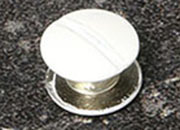 legatoria Viti sepolte rilegatura verniciate 3mm BIANCO, in metallo verniciato, lunghezza 3mm. Testa diametro 10mm, tubetto diametro 5mm, una testa fissa ed una mobile. Per lunghezza, si intende la distanza INTERNA tra le due teste, che corrisponde allo spessore del volume da rilegare LEG4244