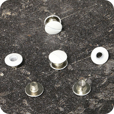 legatoria Viti sepolte rilegatura verniciate 3mm BIANCO, in metallo verniciato, lunghezza 3mm. Testa diametro 10mm, tubetto diametro 5mm, una testa fissa ed una mobile. Per lunghezza, si intende la distanza INTERNA tra le due teste, che corrisponde allo spessore del volume da rilegare.