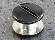 legatoria Viti sepolte rilegatura verniciate, 2.5mm NERO, in metallo verniciato, lunghezza 2.5mm. Testa diametro 10mm, tubetto diametro 5mm, una testa fissa ed una mobile. Per lunghezza, si intende la distanza INTERNA tra le due teste, che corrisponde allo spessore del volume da rilegare LEG4245