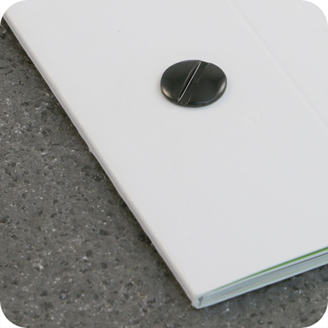 legatoria Viti sepolte rilegatura verniciate, 2.5mm NERO, in metallo verniciato, lunghezza 2.5mm. Testa diametro 10mm, tubetto diametro 5mm, una testa fissa ed una mobile. Per lunghezza, si intende la distanza INTERNA tra le due teste, che corrisponde allo spessore del volume da rilegare.