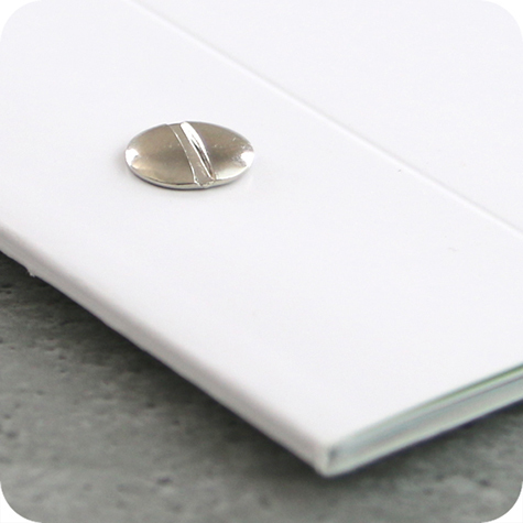 legatoria Viti sepolte rilegatura, NICHELATE 2.5mm lunghezza mm 2.5, testa diametro 10mm, tubetto diametro 5mm, una testa fissa ed una mobile. Per lunghezza, si intende la distanza INTERNA tra le due teste, che corrisponde allo spessore del volume da rilegare.