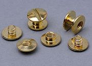 legatoria Viti sepolte rilegatura, OTTONATE, 2.5mm lunghezza 2.5 mm, testa diametro 10mm, tubetto diametro 5mm, una testa fissa ed una mobile. Per lunghezza, si intende la distanza INTERNA tra le due teste, che corrisponde allo spessore del volume da rilegare LEG4249