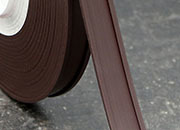 legatoria Porta etichette magnetico altezza 25mm In ROTOLO. Spessore 3mm. Il porta etichette include etichetta in carta e pellicola protettiva trasparente. Magnete isotropo LEG4468