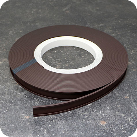 legatoria Porta etichette magnetico altezza 25mm In ROTOLO. Spessore 3mm. Il porta etichette include etichetta in carta e pellicola protettiva trasparente. Magnete isotropo.