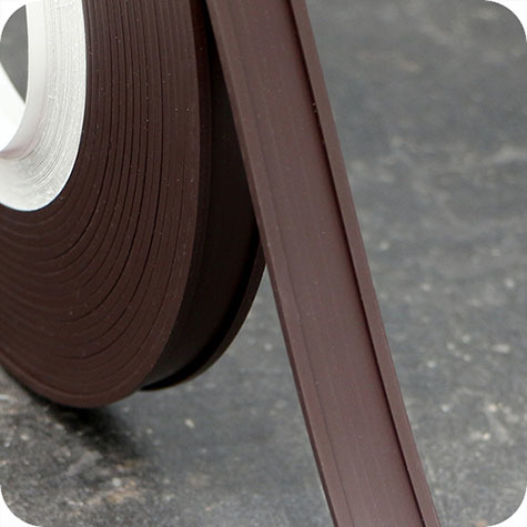 legatoria Porta etichette magnetico altezza 25mm In ROTOLO. Spessore 3mm. Il porta etichette include etichetta in carta e pellicola protettiva trasparente. Magnete isotropo.