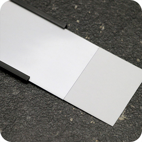legatoria Porta etichette magnetico altezza 25mm In ROTOLO. Spessore 3mm. Il porta etichette include etichetta in carta e pellicola protettiva trasparente. Magnete isotropo.