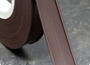 legatoria Porta etichette magnetico altezza 30mm In ROTOLO. Spessore 3mm. Il porta etichette include etichetta in carta e pellicola protettiva trasparente. Magnete isotropo LEG4254